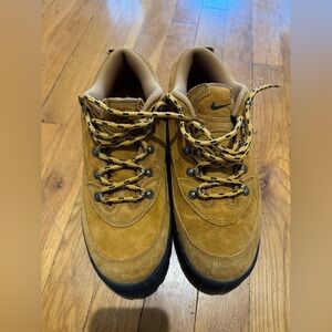 Nike Lahar Low sneakers